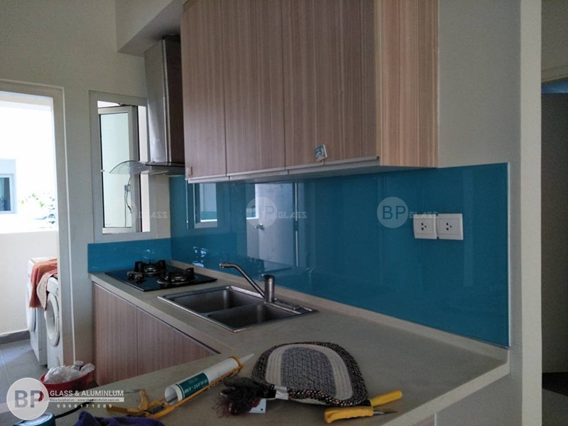 Lắp kính bếp màu xanh Lơ Cô Quý Thạch Bàn Long Biên
